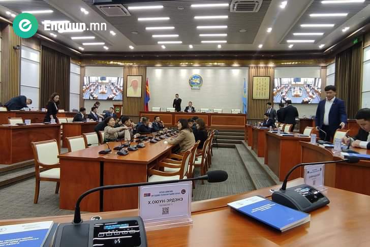 Шинэ танхимдаа хурлаа эхлүүллээ