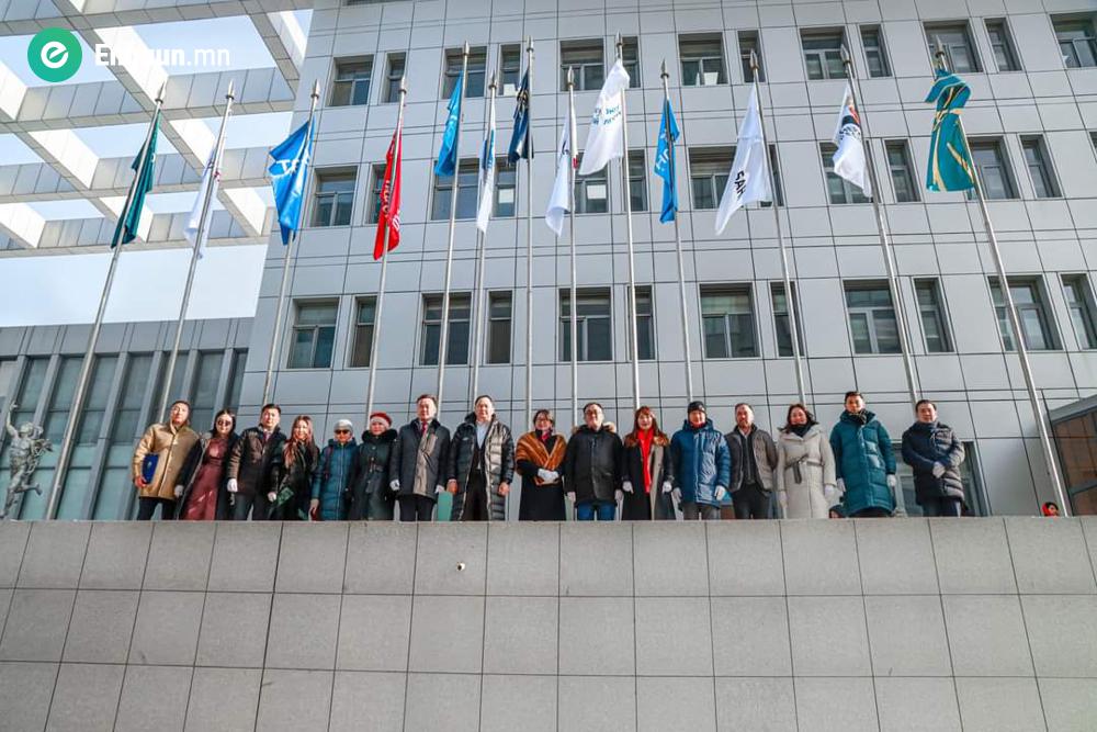 Шилдэг аж ахуйн нэгж Эрдэнэт үйлдвэрийн тугийг мандууллаа