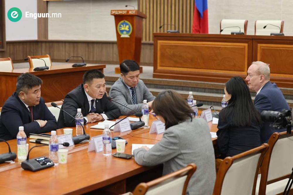 УИХ-ын гишүүн Д.Батлутын урилгаар Европын сэргээн босголтын хөгжлийн банкны суурин төлөөлөгч Ханнес Такач болон албаны хүмүүс Орхон аймагт ажиллаж байна