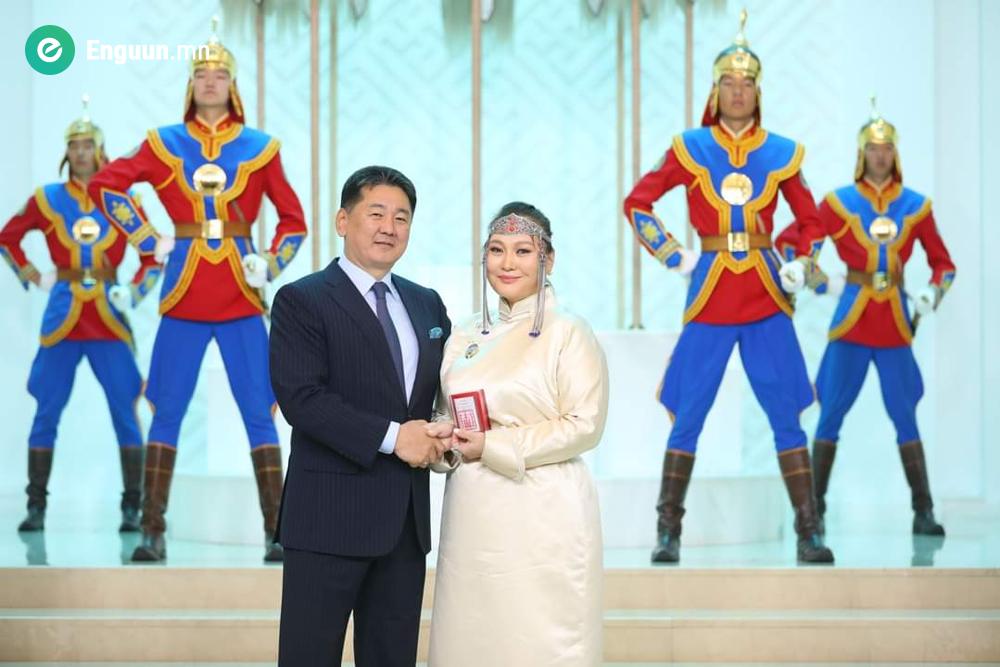 Монгол Улсын Ерөнхийлөгч У.Хүрэлсүх ээжүүдэд Алдарт эхийн одон гардуулж баяр хүргэлээ