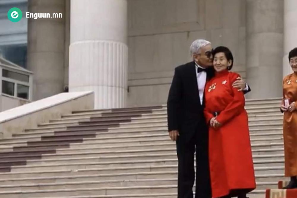 Хөдөлмөрийн баатар мэндэллээ