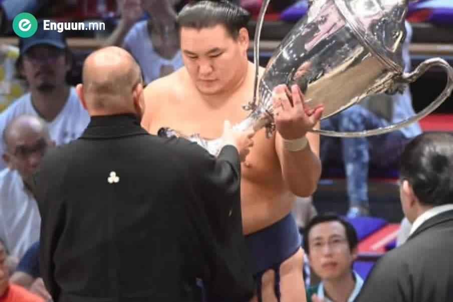 С.Бямбасүрэн Японы эзэн хааны цом хүртлээ