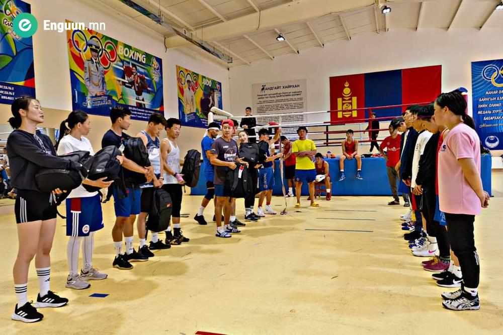 Зүүн Азийн Залуучуудын наадамд оролцох Залуучуудын шигшээ багийн тамирчдад хувцас, хэрэглэл гардууллаа.