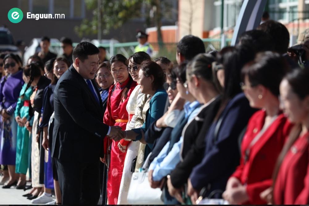 Ерөнхий сайд Есөнбулаг суманд “Сэрвэн” 10МВт-ын хүчин чадалтай нарны цахилгаан станцын нээлтэд оролцлоо