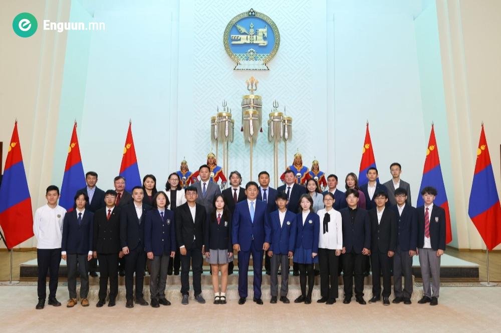 Олон улсын олимпиадаас медаль хүртсэн сурагчдад урамшуулал гардууллаа