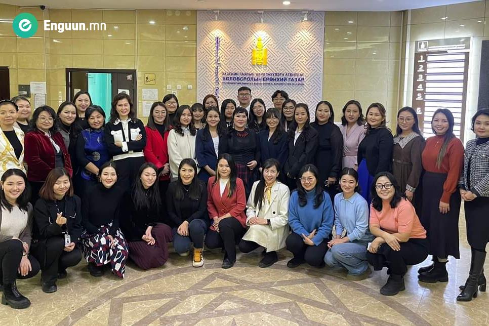 ЕРӨНХИЙ БОЛОВСРОЛЫН СУРГУУЛИЙН СЭТГЭЛ ЗҮЙЧДИЙГ ДЭМЖИХ МЕНТОРУУД АЖИЛЛАЖ ЭХЭЛЛЭЭ