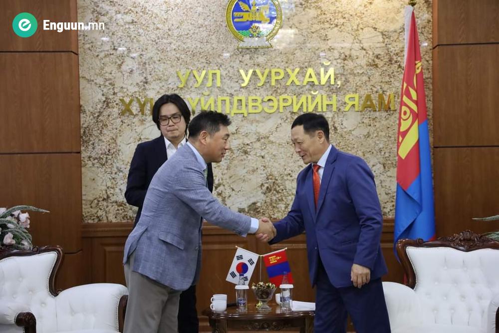 УУХҮЯ-НЫ ТӨРИЙН НАРИЙН БИЧГИЙН ДАРГА С.МАГНАЙСҮРЭН БНСУ-ЫН ЕРӨНХИЙЛӨГЧИЙН ТАМГЫН ГАЗРЫН ЭДИЙН ЗАСГИЙН АЮУЛГҮЙ БАЙДЛЫН АСУУДАЛ ХАРИУЦСАН ЗАХИРАЛ ЖАН ЖУН СУ ТЭРГҮҮТЭЙ ТӨЛӨӨЛӨГЧДИЙГ ХҮЛЭЭН АВЧ УУЛЗАВ