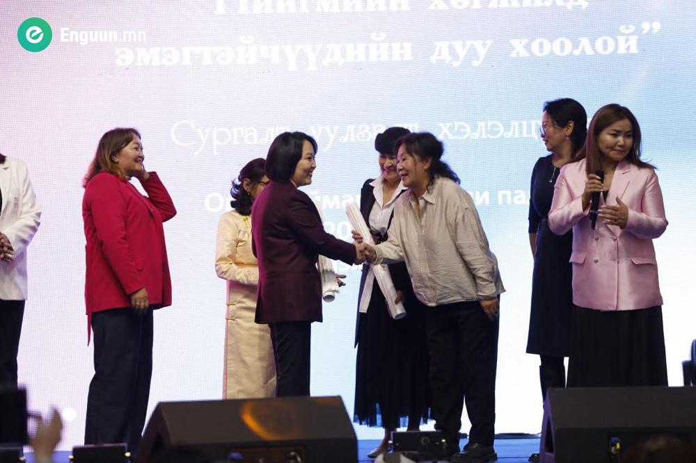 “НИЙГМИЙН ХӨГЖИЛД ЭМЭГТЭЙЧҮҮДИЙН ДУУ ХООЛОЙ” СУРГАЛТ, УУЛЗАЛТ, ХЭЛЭЛЦҮҮЛЭГ өнөөдөр Орхон аймагт боллоо